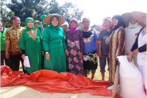 Bunda warna berfoto bersama para petani di Cibingbin.